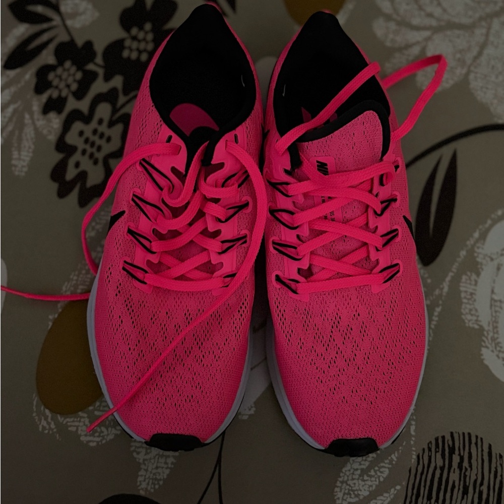 Nike Women's Bright Pink Athletic Shoes